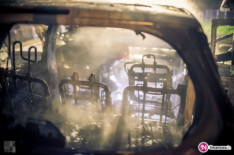 Z samochodu zostały zgliszcza. Podróżujący zdążyli opuścić pojazd - zdjęcie 2