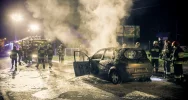 Z samochodu zostały zgliszcza. Podróżujący zdążyli opuścić pojazd - zdjęcie 3