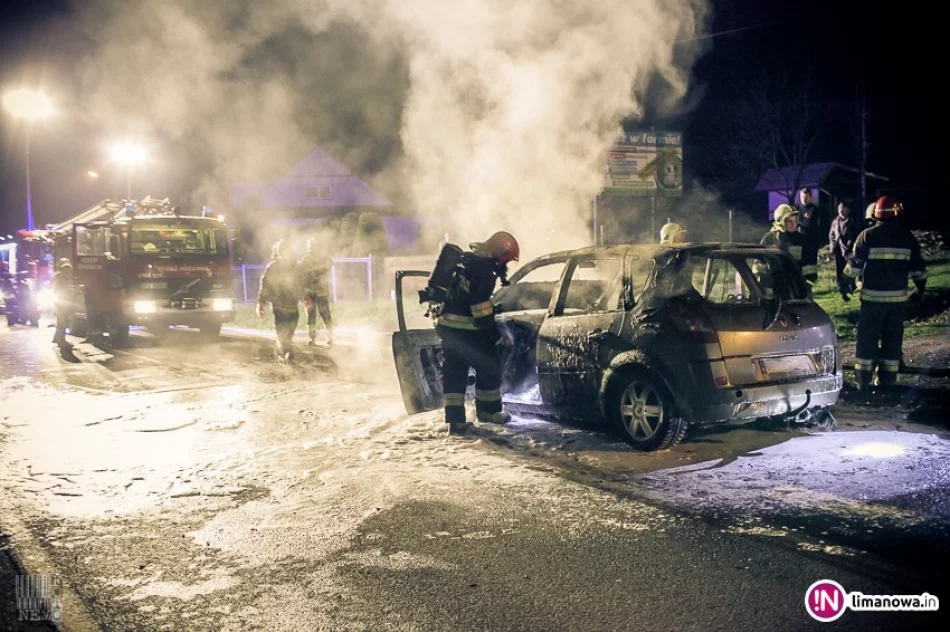 Z samochodu zostały zgliszcza. Podróżujący zdążyli opuścić pojazd - zdjęcie 4