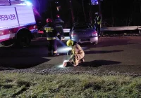 Subaru wypadło z jezdni i wjechało do koryta potoku - zdjęcie główne