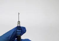 Premier apeluje o "przyzwoite zachowanie" obywateli spoza grupy zero, gdy ktoś nieuczciwy proponuje im dostęp do szczepionki - zdjęcie główne