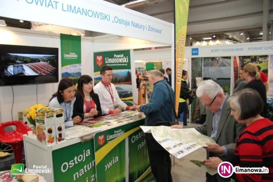 Powiat promował się na targach turystyki, a stoisko przyciągało 'rzesze potencjalnych turystów' - zdjęcie 2
