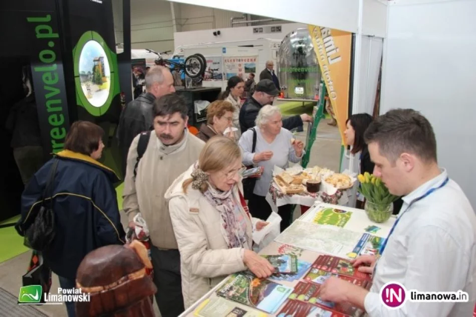Powiat promował się na targach turystyki, a stoisko przyciągało 'rzesze potencjalnych turystów' - zdjęcie 3