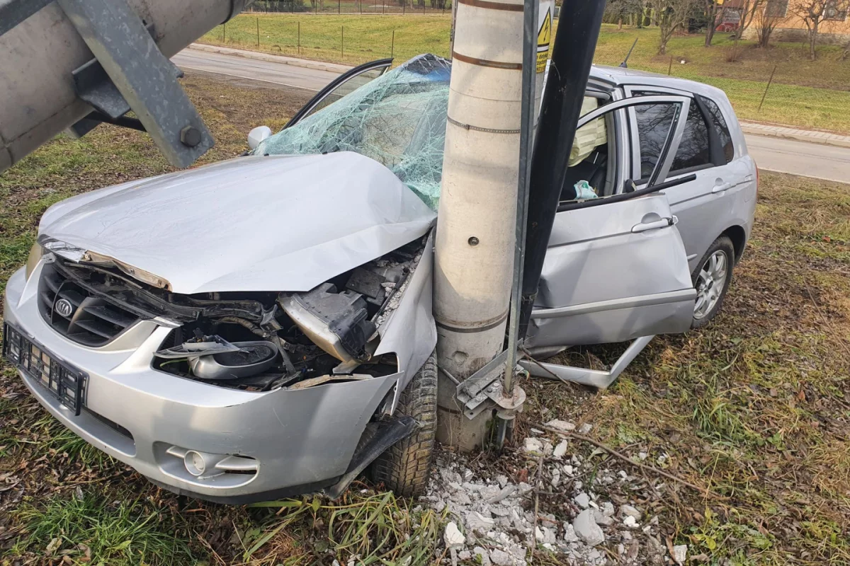 Samochód złamał słup, jedna osoba trafiła do szpitala