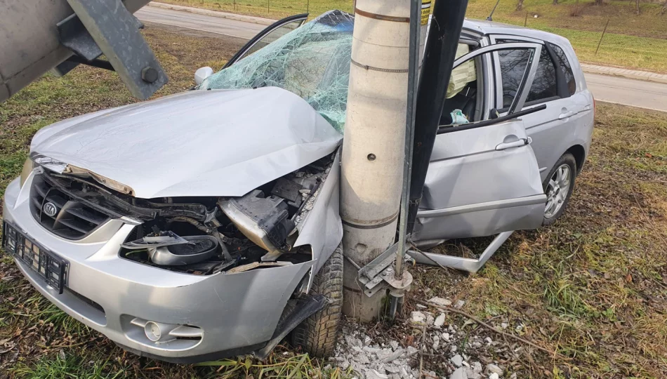 Samochód złamał słup, jedna osoba trafiła do szpitala - zdjęcie 1