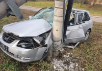 Samochód złamał słup, jedna osoba trafiła do szpitala - zdjęcie główne