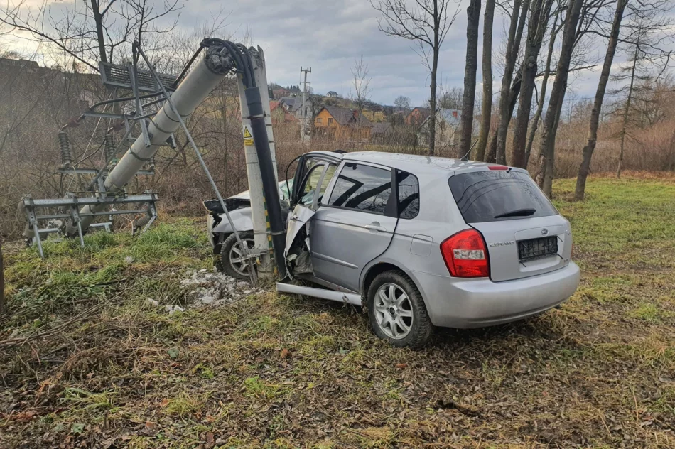Samochód złamał słup, jedna osoba trafiła do szpitala - zdjęcie 2