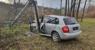 Samochód złamał słup, jedna osoba trafiła do szpitala - zdjęcie 2