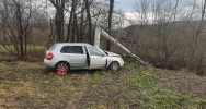 Samochód złamał słup, jedna osoba trafiła do szpitala - zdjęcie 4