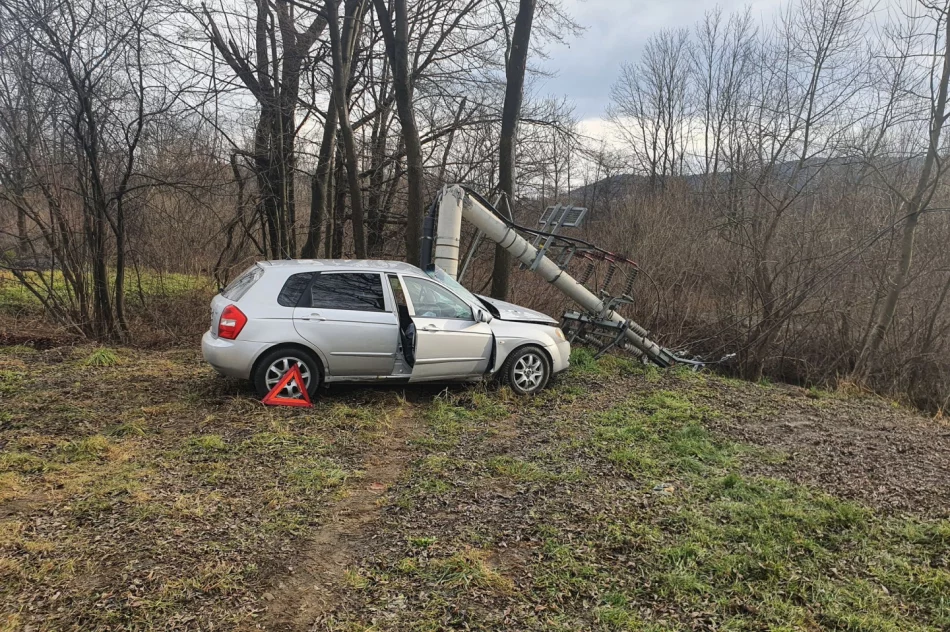 Samochód złamał słup, jedna osoba trafiła do szpitala - zdjęcie 4