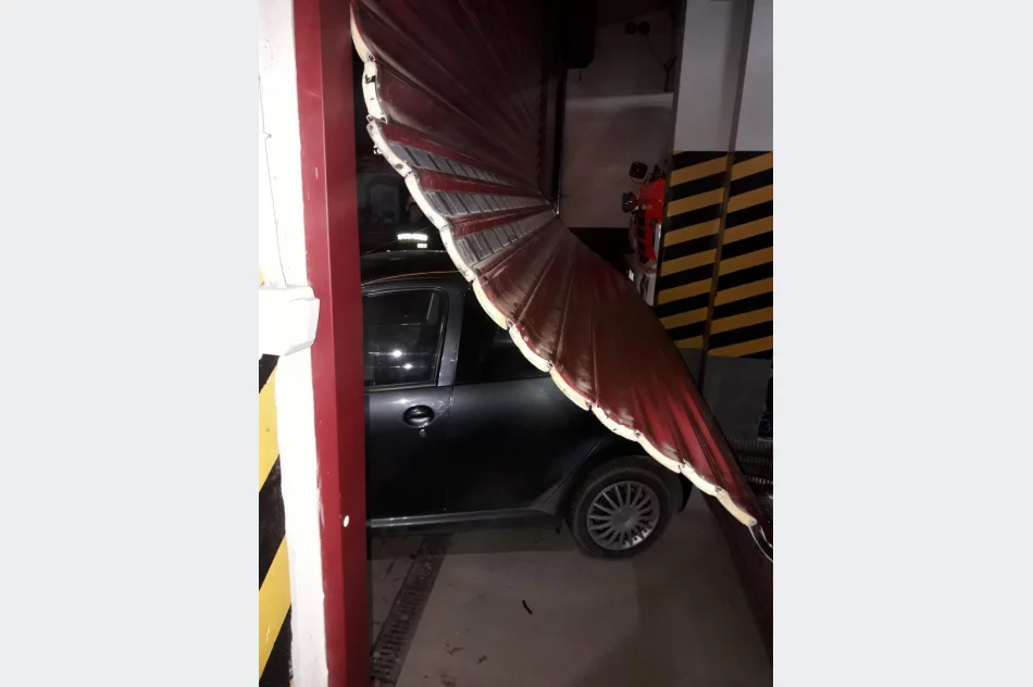 Auto wjechało w remizę - zdjęcie 3