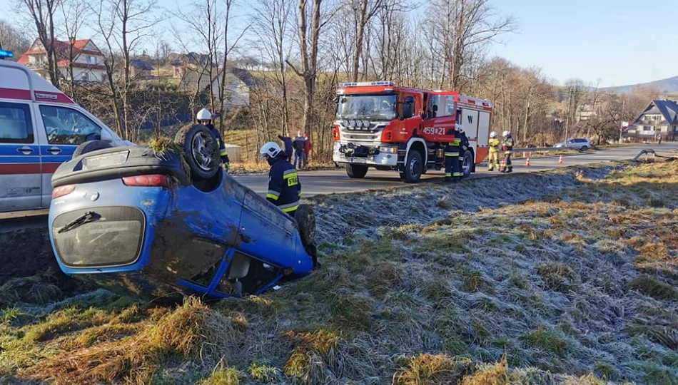 Groźnie wyglądające zdarzenie - w przydrożnym rowie dachował Fiat - zdjęcie 1