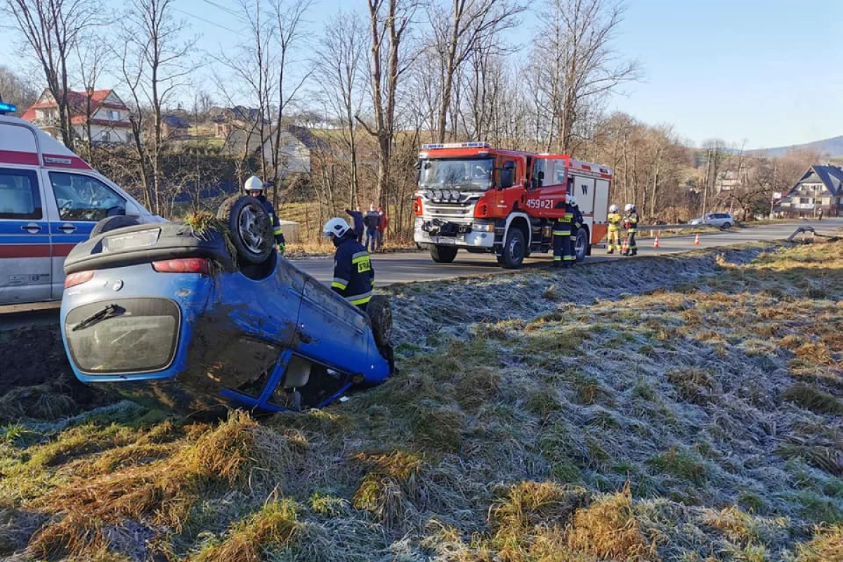 Groźnie wyglądające zdarzenie - w przydrożnym rowie dachował Fiat