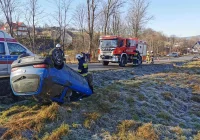 Groźnie wyglądające zdarzenie - w przydrożnym rowie dachował Fiat - zdjęcie główne