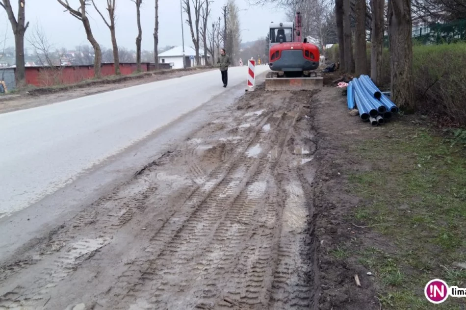 Piesi zostali bez chodnika, a miało być inaczej. Przebudowa skrzyżowań pod koniec czerwca - zdjęcie 3