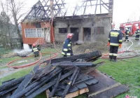 Spłonął budynek gospodarczych - pożar gasiło 40 strażaków - zdjęcie główne