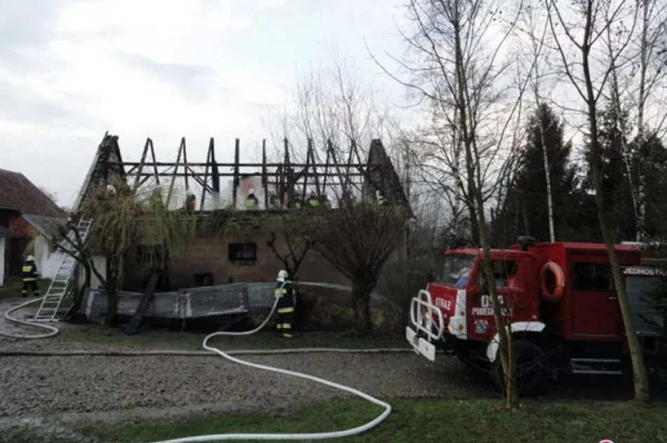 Spłonął budynek gospodarczych - pożar gasiło 40 strażaków - zdjęcie 3