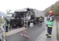 Zderzenie trzech samochodów w tym dwóch ciężarówek. Kierowca zabrany śmigłowcem - zdjęcie główne