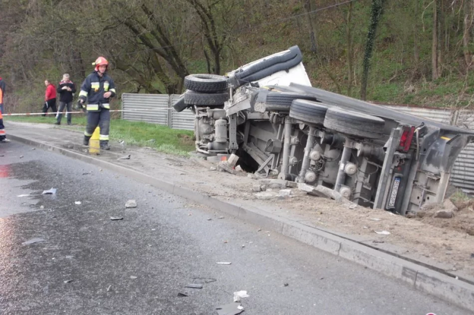 Zderzenie trzech samochodów w tym dwóch ciężarówek. Kierowca zabrany śmigłowcem - zdjęcie 2