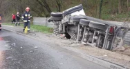 Zderzenie trzech samochodów w tym dwóch ciężarówek. Kierowca zabrany śmigłowcem - zdjęcie 2