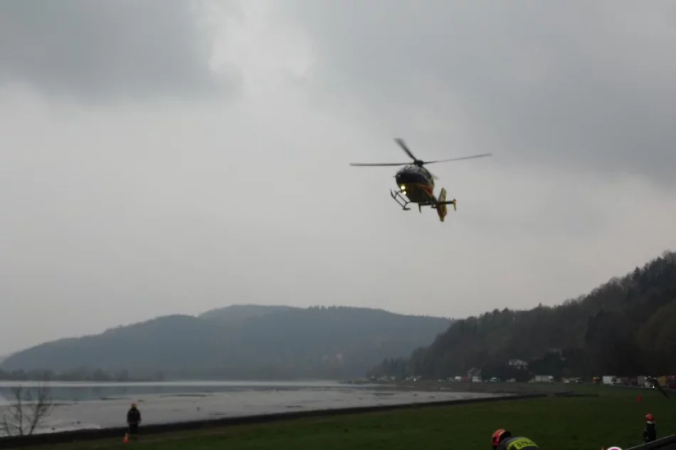 Zderzenie trzech samochodów w tym dwóch ciężarówek. Kierowca zabrany śmigłowcem - zdjęcie 3