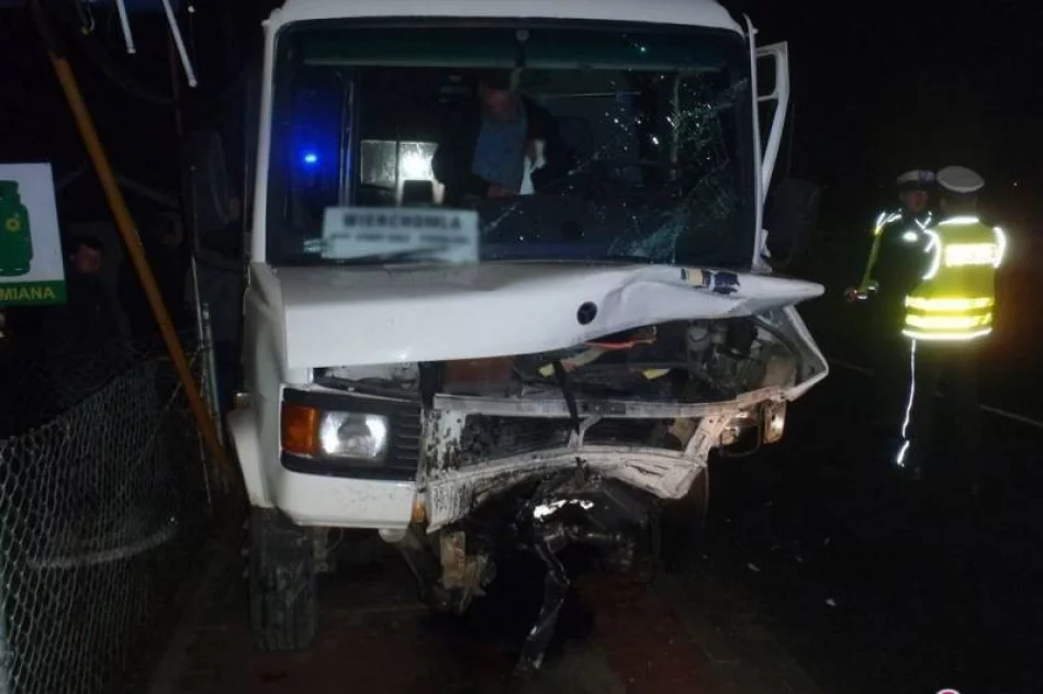 Tragiczne zderzenie z busem w Piwnicznej. Zginęła jedna osoba - zdjęcie 2
