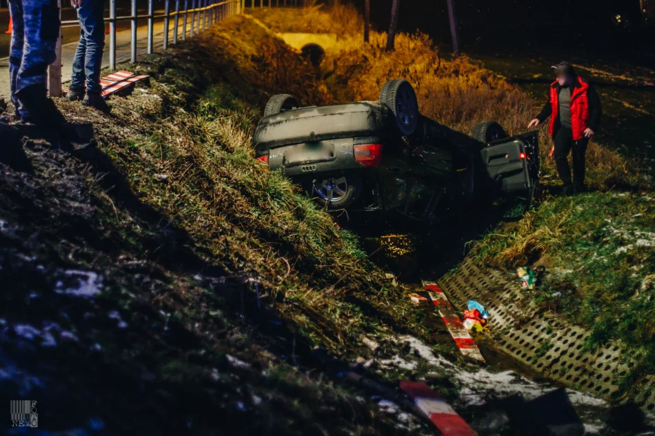 Dachował samochód osobowy - zdjęcie 2