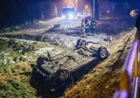 Dachował samochód osobowy - zdjęcie główne