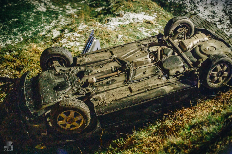 Dachował samochód osobowy - zdjęcie 4