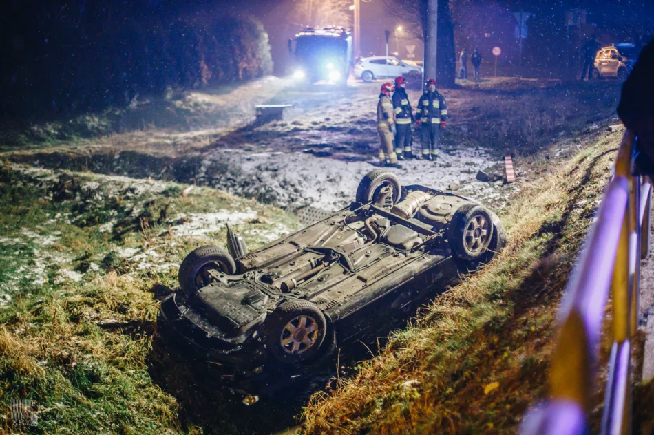 Dachował samochód osobowy - zdjęcie 7