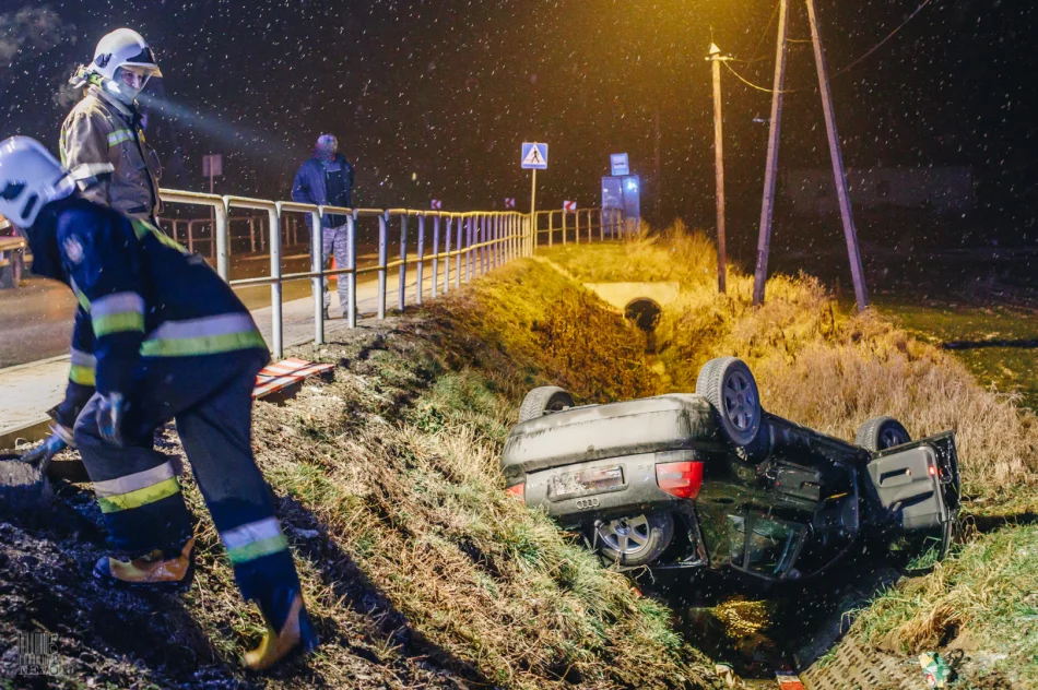 Dachował samochód osobowy - zdjęcie 8