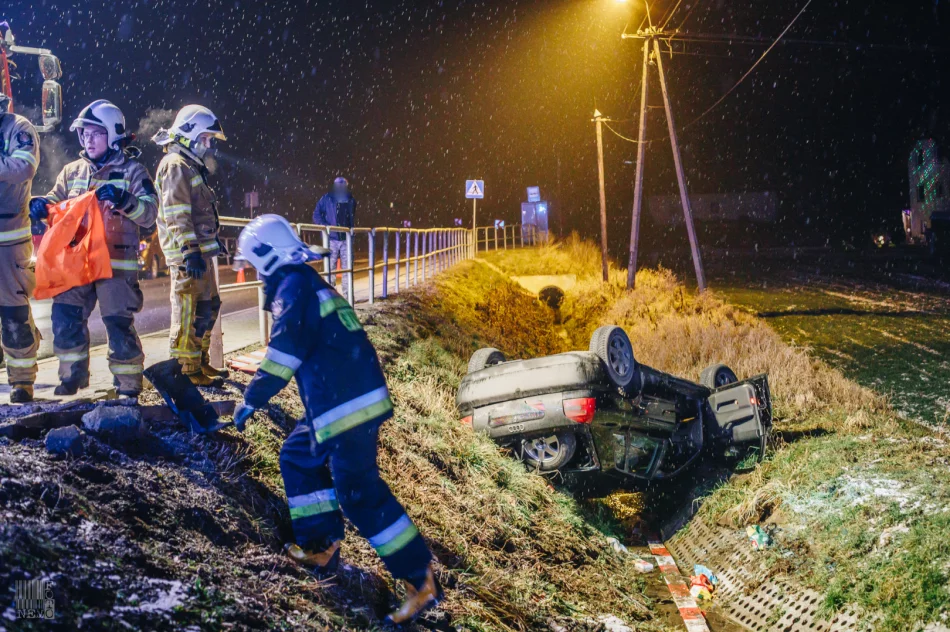 Dachował samochód osobowy - zdjęcie 9