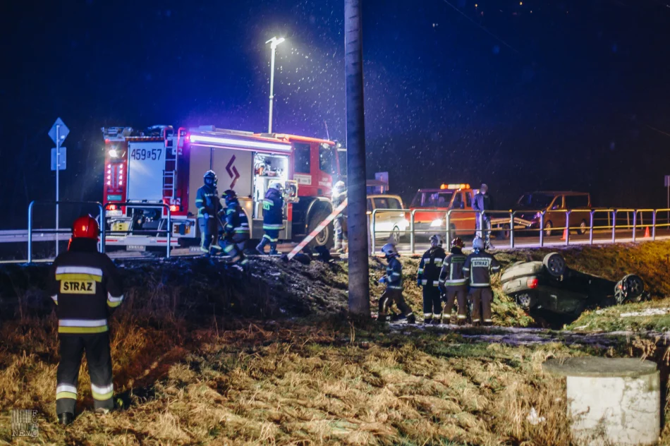 Dachował samochód osobowy - zdjęcie 11