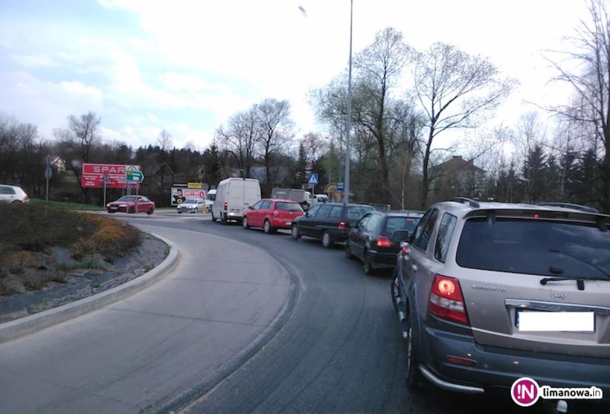 Kolejny dzień korków. Remont krótkiego odcinka drogi ciągnie się od miesięcy