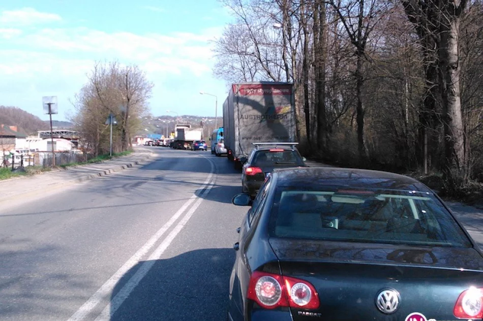 Kolejny dzień korków. Remont krótkiego odcinka drogi ciągnie się od miesięcy - zdjęcie 2