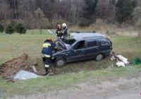 Samochód wypadł z drogi i wjechał do rowu - zdjęcie główne