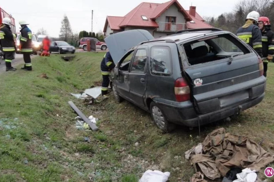 Samochód wypadł z drogi i wjechał do rowu - zdjęcie 2