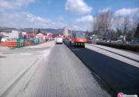 Drogowcy wykonują nową nawierzchnię. Tworzą się korki - zdjęcie główne