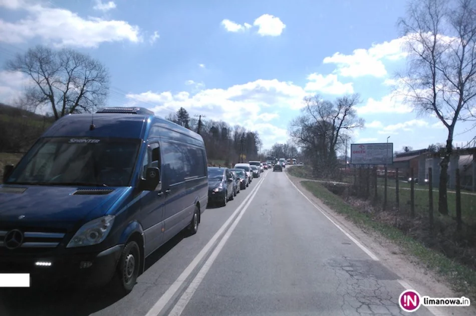 Drogowcy wykonują nową nawierzchnię. Tworzą się korki - zdjęcie 2