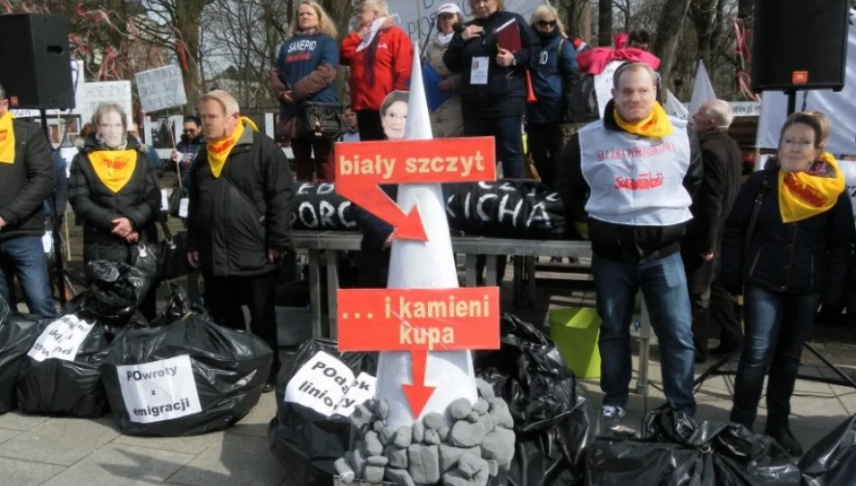 Protestowali w Warszawie. Największe problemy to brak dialogu i różnice płac z lekarzami - zdjęcie 1