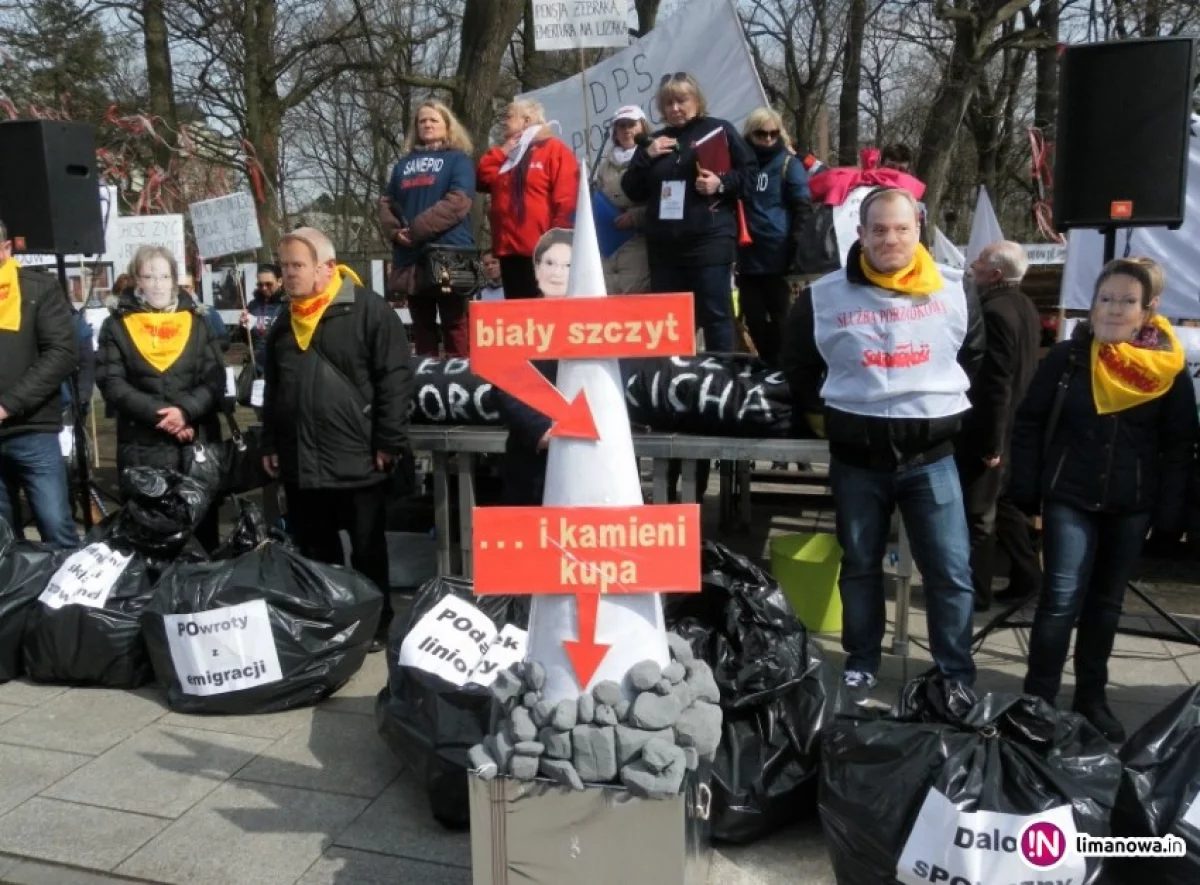 Protestowali w Warszawie. Największe problemy to brak dialogu i różnice płac z lekarzami