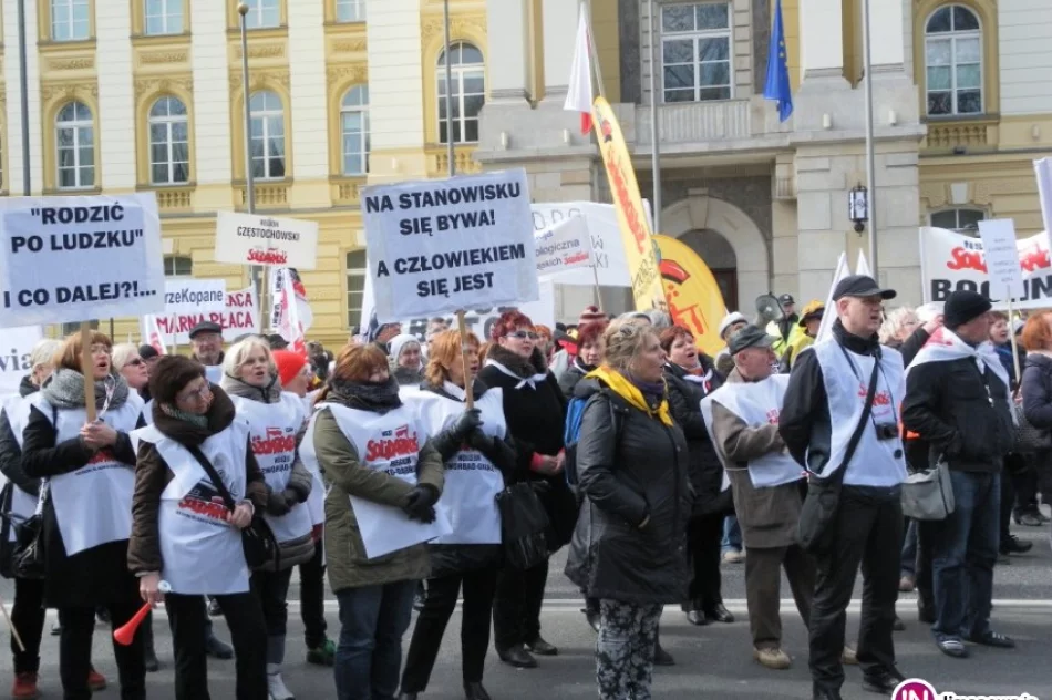 Protestowali w Warszawie. Największe problemy to brak dialogu i różnice płac z lekarzami - zdjęcie 2