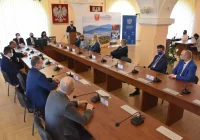 21 mln zł dla lokalnych samorządów. Wicewojewoda wręczył symboliczne czeki - zdjęcie główne