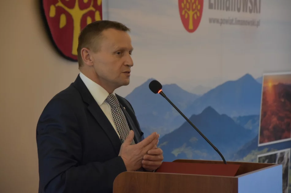 21 mln zł dla lokalnych samorządów. Wicewojewoda wręczył symboliczne czeki - zdjęcie 2