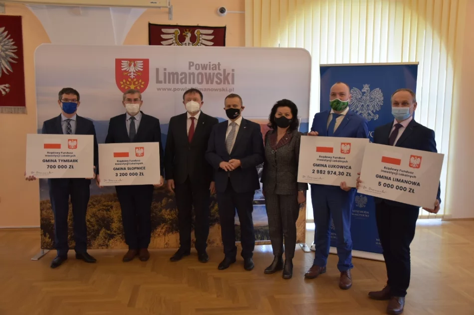 21 mln zł dla lokalnych samorządów. Wicewojewoda wręczył symboliczne czeki - zdjęcie 3