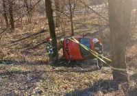 Samochód wypadł z drogi i dachował - zdjęcie główne