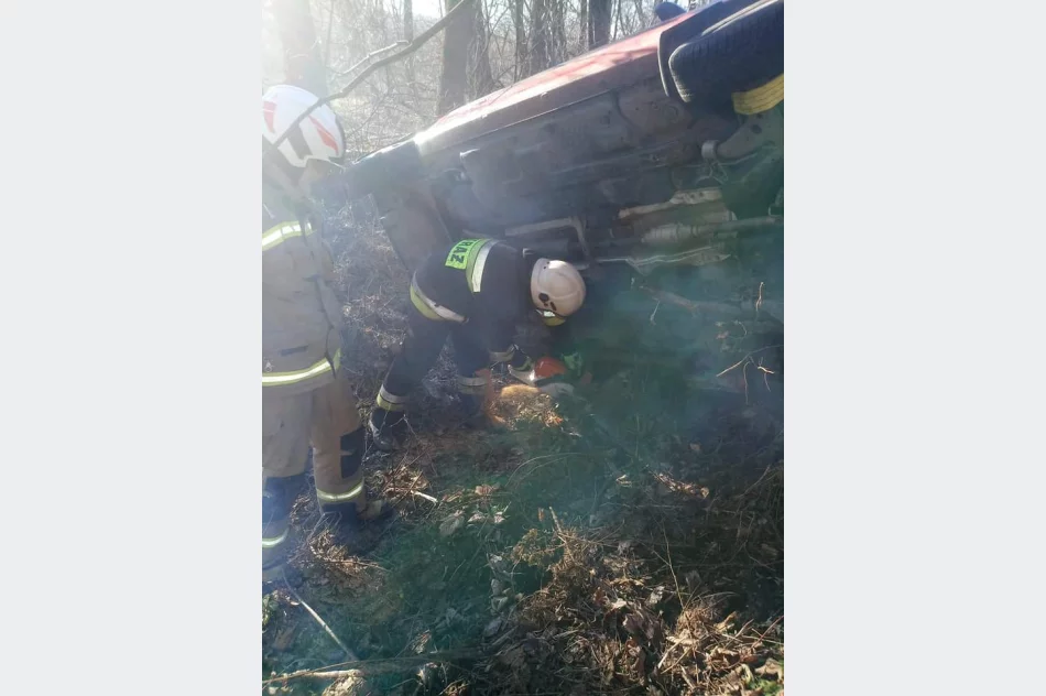 Samochód wypadł z drogi i dachował - zdjęcie 4