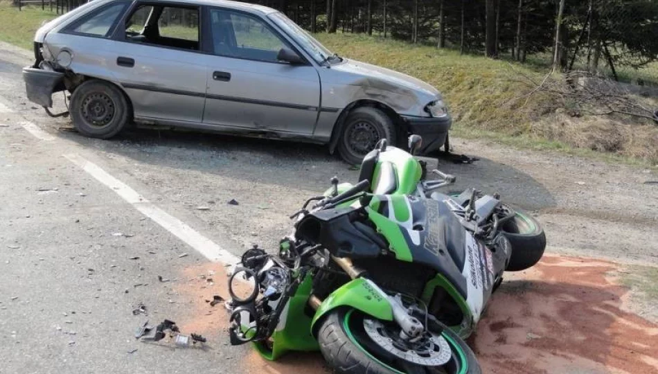 Zderzenie samochodu z motocyklem. Śmigłowiec na pomoc poszkodowanemu - zdjęcie 1