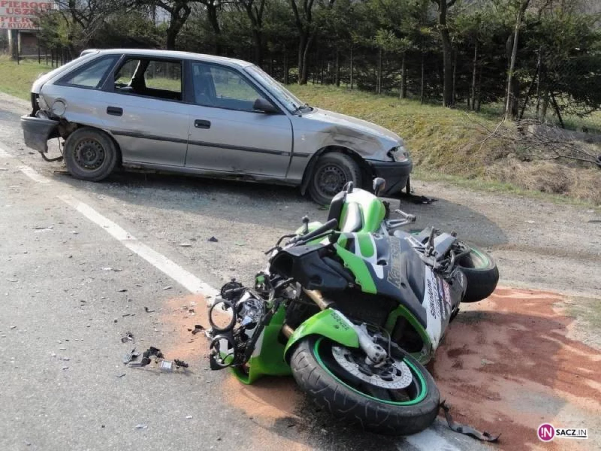 Zderzenie samochodu z motocyklem. Śmigłowiec na pomoc poszkodowanemu