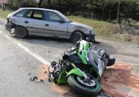 Zderzenie samochodu z motocyklem. Śmigłowiec na pomoc poszkodowanemu - zdjęcie główne